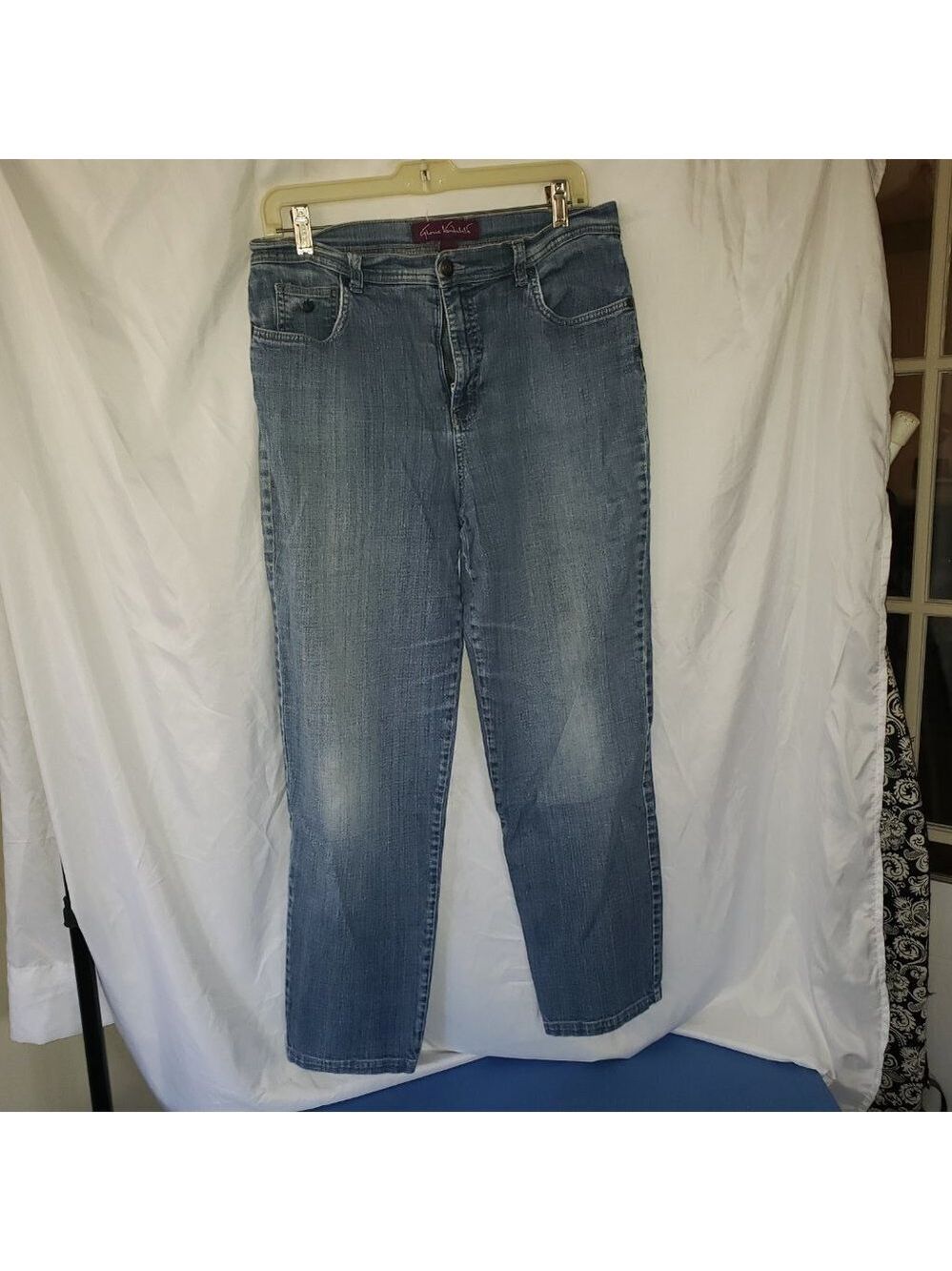 Ladies GLORIA VANDERBILT Straight Leg Faded Denim Jeans - 12 Avg